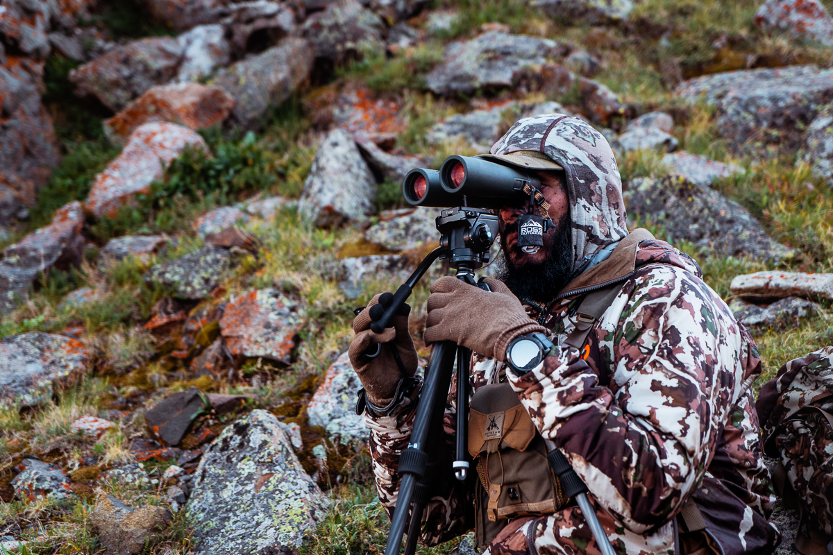 Josh from Dialed in Hunter glassing with the sirui va 5 pan head